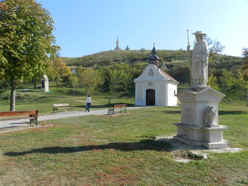 Austria Burgenland. Kalwaria w Neusiedl Am See. Panorama kalwarii. Widoczna kaplica NMP i figura św. Jakuba