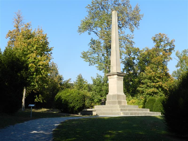 Austria Burgenland. Park zamkowy w Eisenstadt. Obelisk poświęcony zmarłej księżnej