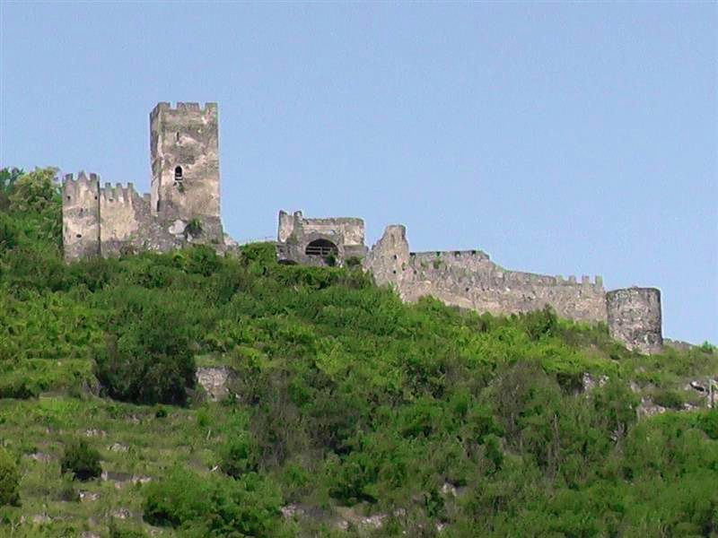 Dolna Austria zamki w dolinie Wachau. Zamek Hinterhaus w Spitz - widok z Dunaju